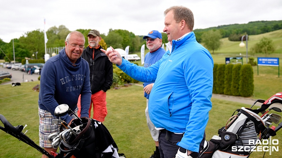 Ponad 40 zawodników z Anglii, Francji, Korei Południowej, Polski i Szwecji walczy w Binowie o miano najlepszego golfisty. Fot. Jarosław Gaszyński [Radio Szczecin]