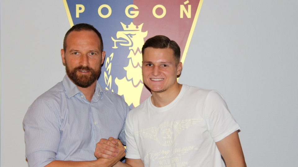 Dawid Niepsuj (z prawej) został nowym piłkarzem Pogoni Szczecin. Fot. pogonszczecin.pl