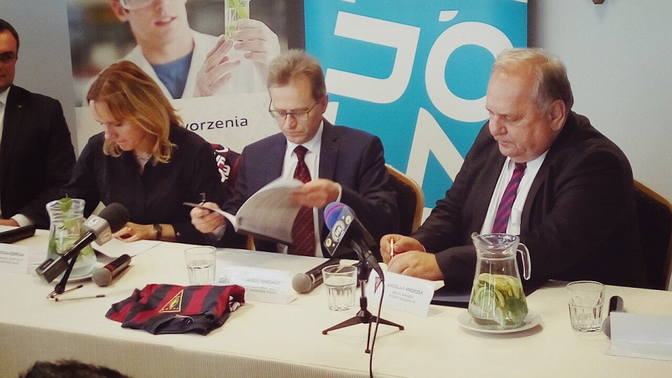 Podpisanie umowy między Pogonią (Jarosław Mroczek z prawej) i sponsorem (Wojciech Wardacki - drugi z prawej). Fot. pogonszczecin.pl