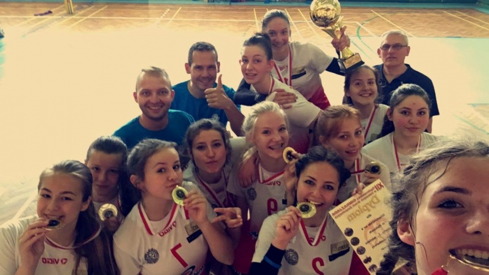 Gimnazjalistki ze Szkoły Mistrzostwa Sportowego w Policach najlepszymi siatkarkami w kraju. Młode zawodniczki wygrały w finale gimnazjady. Fot. Mateusz Frąckowiak/www.smspolice.pl