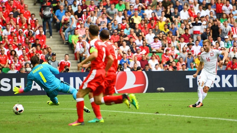 1:0 dla Polski. Strzela Kuba Błaszczykowski. Fot. www.twitter.com/UEFAEURO