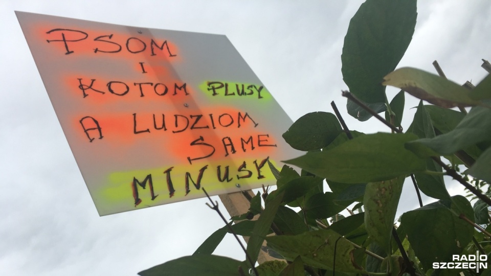 Mieszkańcy Osowa i Skarbówka protestują przeciwko pomysłowi wybudowania nowego schroniska dla bezdomnych zwierząt przy ul. Chopina w Szczecinie. Fot. Andrzej Kutys [Radio Szczecin]