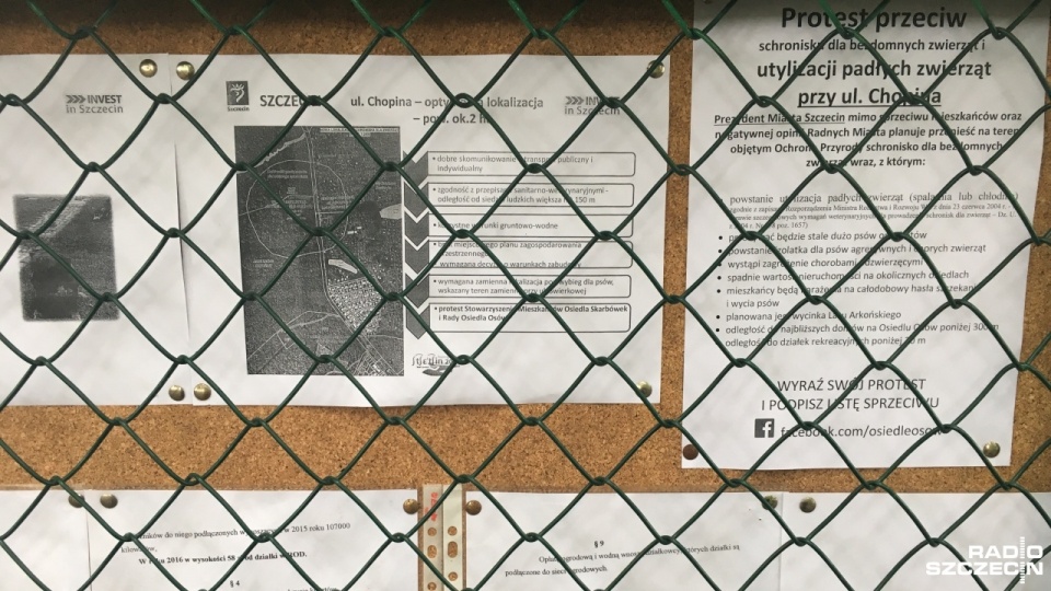 Mieszkańcy Osowa i Skarbówka protestują przeciwko pomysłowi wybudowania nowego schroniska dla bezdomnych zwierząt przy ul. Chopina w Szczecinie. Fot. Andrzej Kutys [Radio Szczecin]