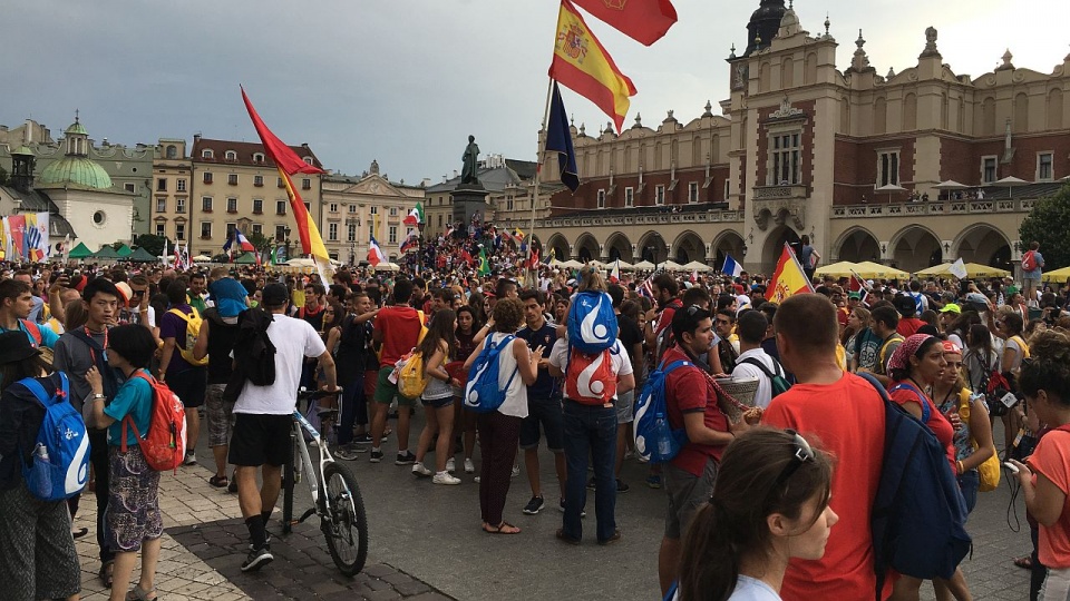 Tłumy na krakowskim rynku. Fot. Piotr Kołodziejski [Radio Szczecin]