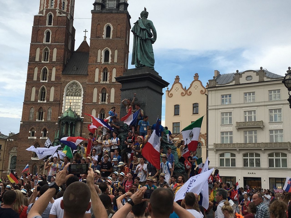 Tłumy na krakowskim rynku. Fot. Piotr Kołodziejski [Radio Szczecin]