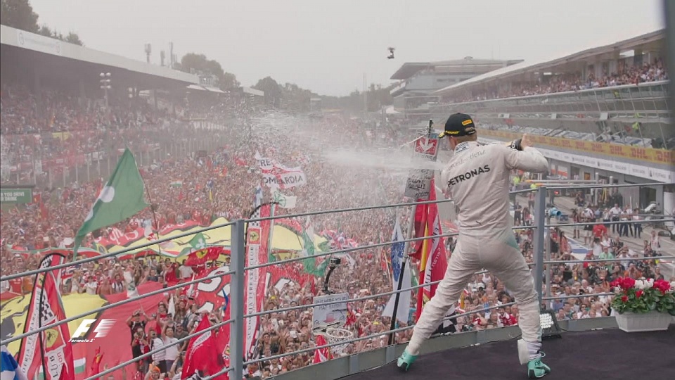 Nico Rosberg podczas fety po zwycięstwie na torze Monza. Fot. Formuła 1 Twitter