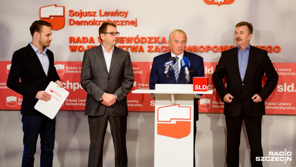 Dawid Krystek (drugi z lewej) i Jerzy Kotlęga (przy mównicy) podczas konferencji prasowej SLD. Fot. Konrad Nowak [Radio Szczecin]