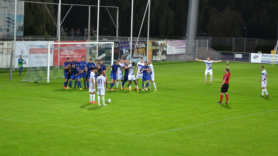 Kotwica Kołobrzeg (niebieskie stroje) - Puszcza Niepołomice 1:0. Fot. Przemysław Polanin [Radio Szczecin]