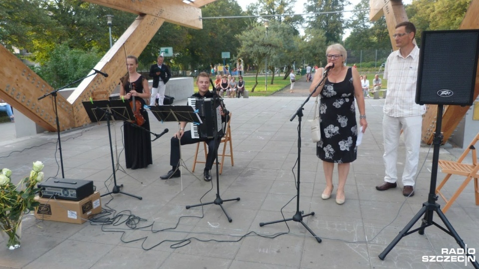 Duet "Con Fuoco" wystąpił na scenie przy ulicy Brodzińskiego z okazji zbliżającej się rocznicy śmierci znanego dyrygenta Waleriana Pawłowskiego. Fot. Alicja Szymańska [Radio Szczecin]