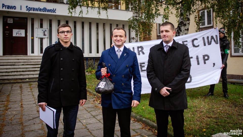 Worek ze zgniłymi owocami przynieśli do siedziby Prawa i Sprawiedliwości w Szczecinie, działacze Młodzieży Wszechpolskiej i Obozu Narodowo - Radykalnego. Fot. Konrad Nowak [Radio Szczecin]