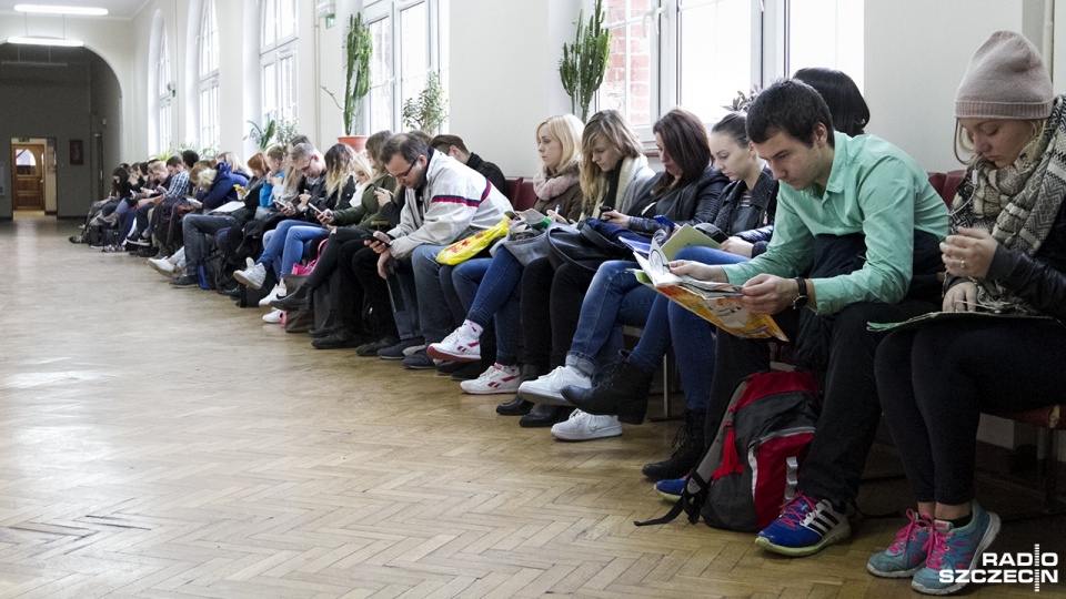Studenci czekali w kolejce, by złożyć wniosek o stypendium socjalne. Fot. Weronika Łyczywek [Radio Szczecin]