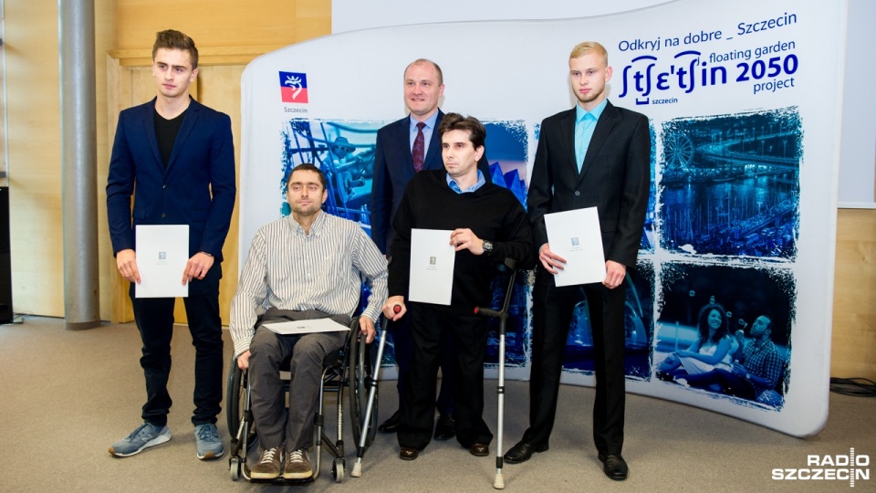 Ponad 150 zawodników i zawodniczek otrzymało we wtorek od Piotra Krzystka listy gratulacyjne oraz sportowe plecaki. Fot. Olaf Nowicki [Radio Szczecin]