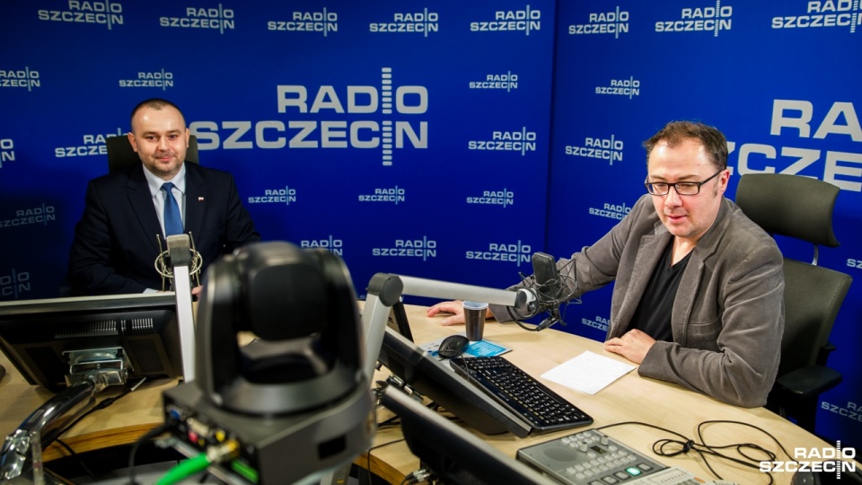 Paweł Mucha w studiu Radia Szczecin. Fot. Olaf Nowicki [Radio Szczecin]