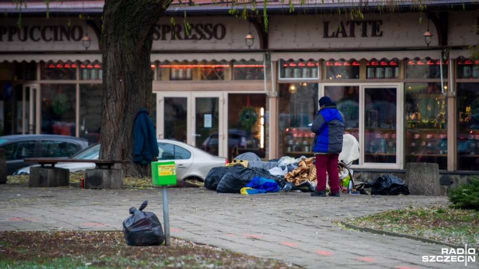Bezdomna kobieta czwarty rok żyje pod brzozą na pl. Orła Białego. Fot. Olaf Nowicki [Radio Szczecin]