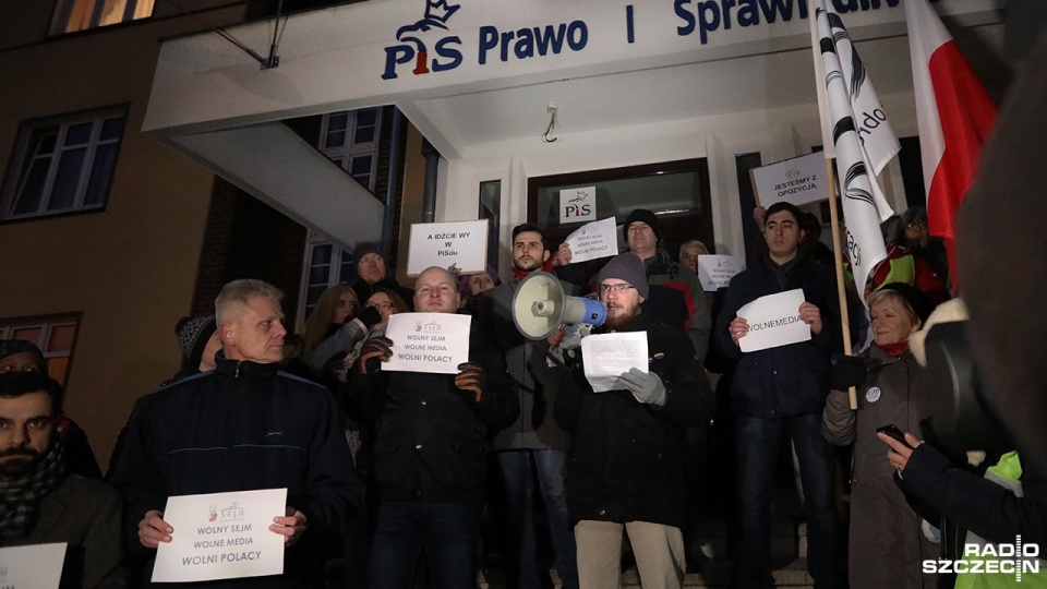 Demonstracja pod siedzibą PIS. Fot. Weronika Łyczywek [Radio Szczecin]