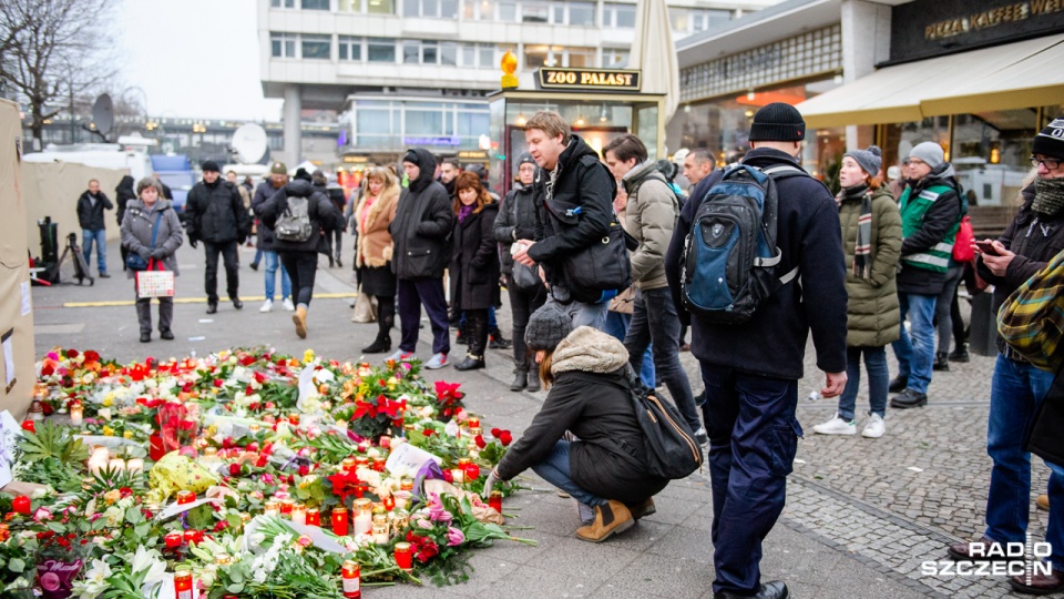 Przed ogrodzeniem w kilku miejscach mieszkańcy i turyści przynoszą kwiaty, znicze oraz kartki. Fot. Konrad Nowak [Radio Szczecin]