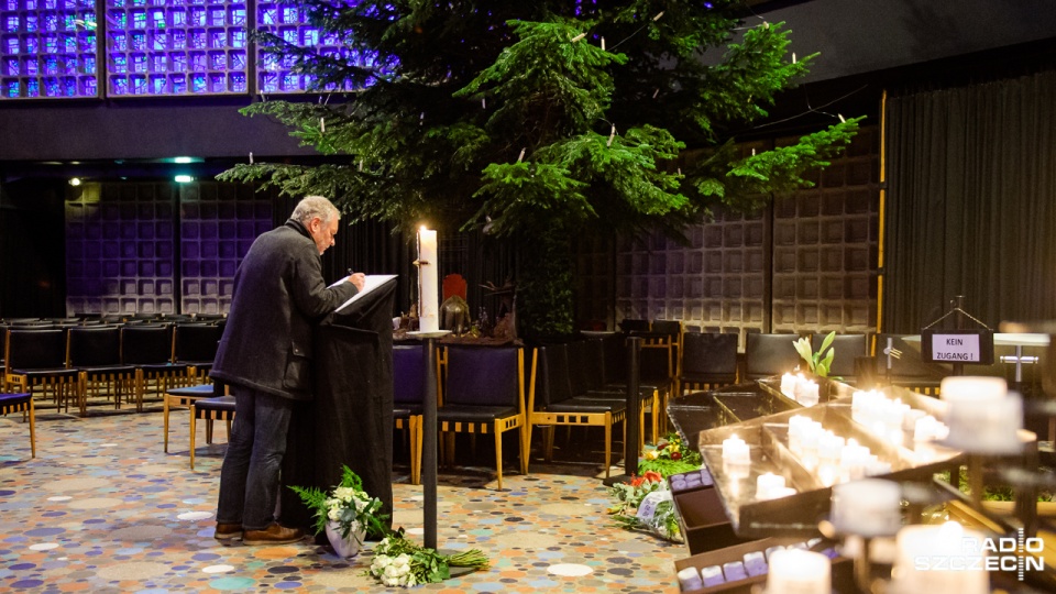 W pobliskim Kościele Pamięci od wtorkowego południa wystawiona jest księga kondolencyjna. Fot. Konrad Nowak [Radio Szczecin]