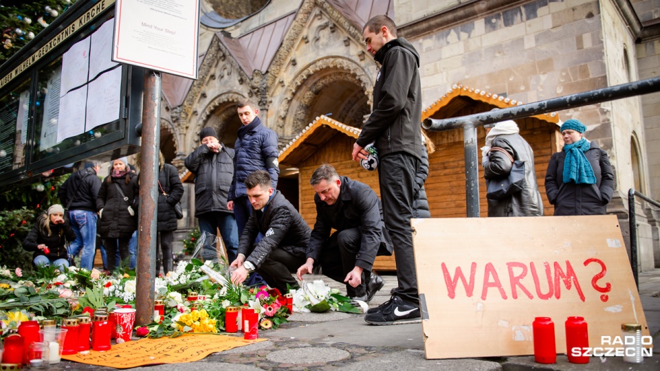 W środę kwiaty w miejscu tragedii złożył poseł Kukiz'15 ze Szczecina, Sylwester Chruszcz.