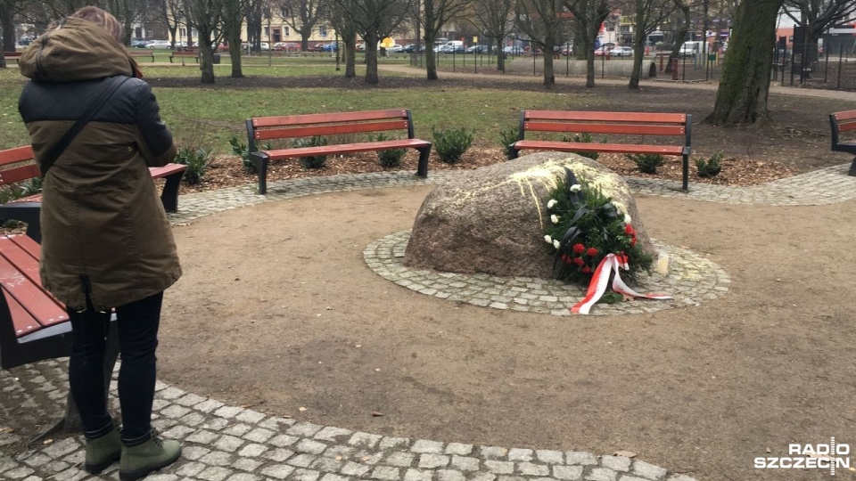 Obelisk znajdujący się na Niebuszewie ktoś pomalował żółtą farbą. Fot. Janusz Wilczyński [Radio Szczecin]