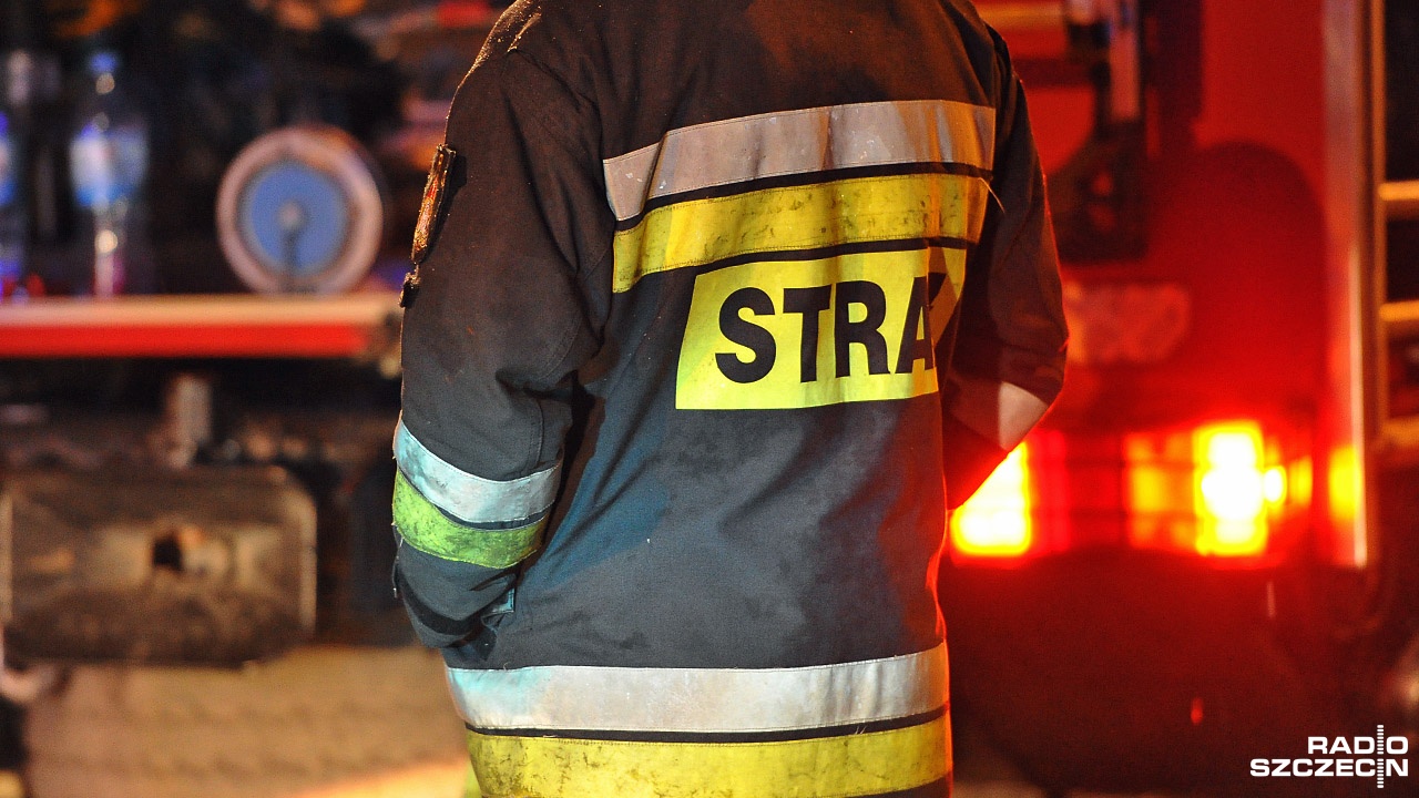 Sześć zastępów straży pożarnej gasiło pożar w Mielnie. Ogień pojawił się wieczorem w jednym z bloków.