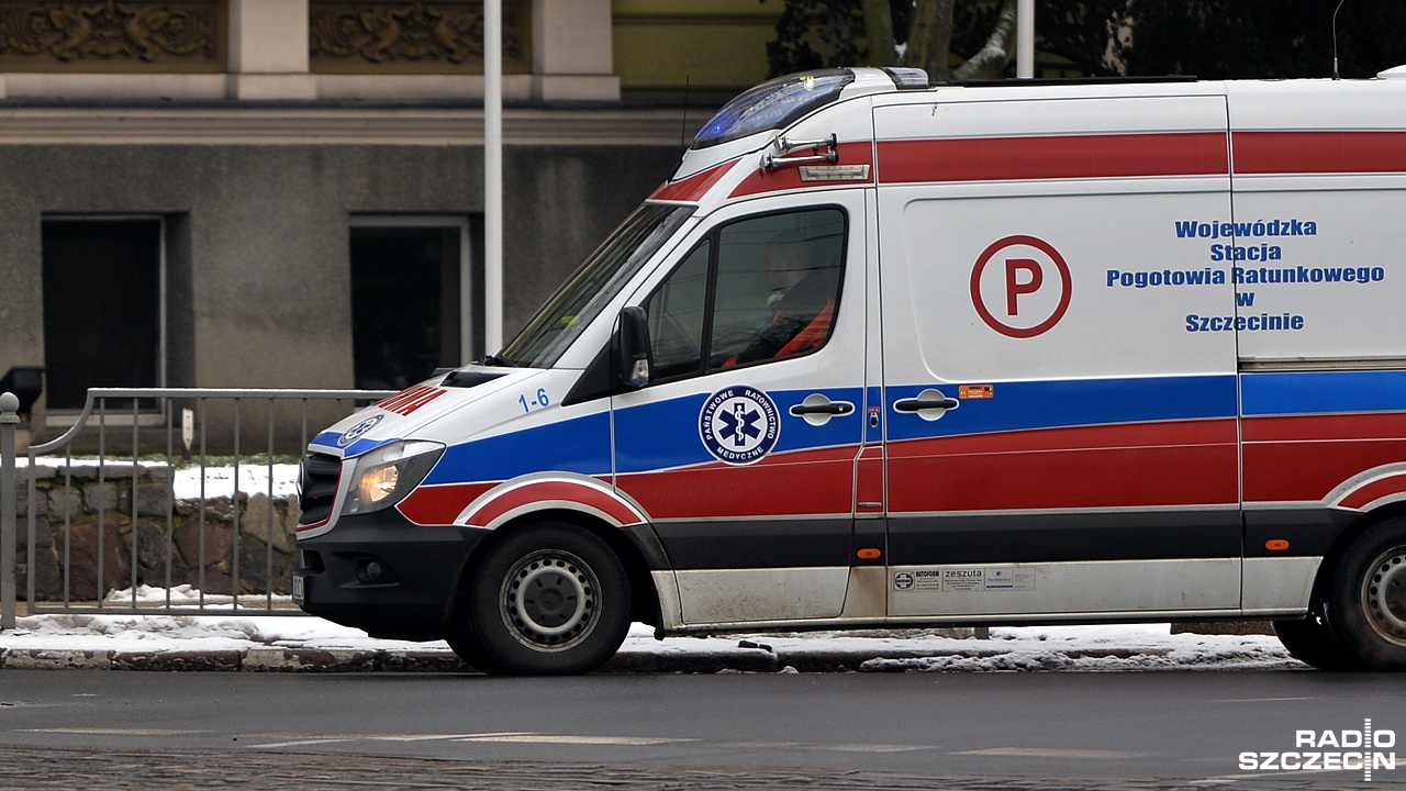 Wypadek na ulicy Bogumińskiej w Szczecinie. Pod koła przejeżdżającej taksówki wpadł mężczyzna.