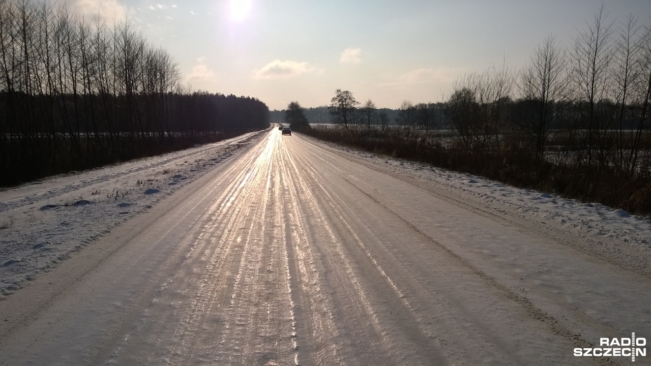Po nocnych opadach marznącego deszczu drogi w regionie pokryte są lodem.