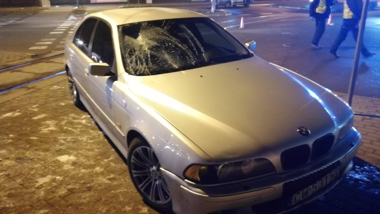 Jest akt oskarżenia przeciwko sprawcy śmiertelnego wypadku drogowego, do którego doszło w lutym ubiegłego roku w Szczecinie. Kierowcy samochodu osobowego marki BMW - Grzegorzowi M., grozi od 6 miesięcy do 8 lat pozbawienia wolności.
