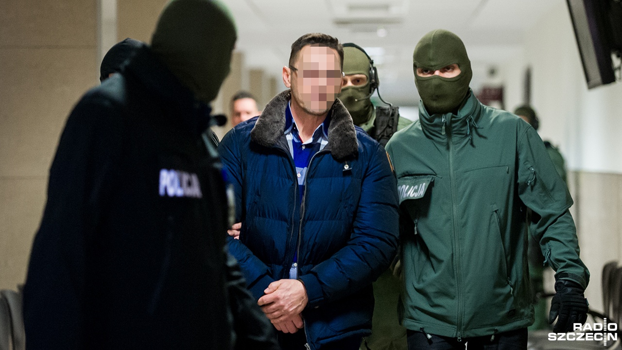 Oskarżenie o udział w zorganizowanej grupie przestępczej, kierowanej przez gangsterów z Pruszkowa usłyszało 12 osób - Andrzeja Z. ps. Słowik, Janusza P. ps. Parasol i Leszka W. ps. Wańka.
