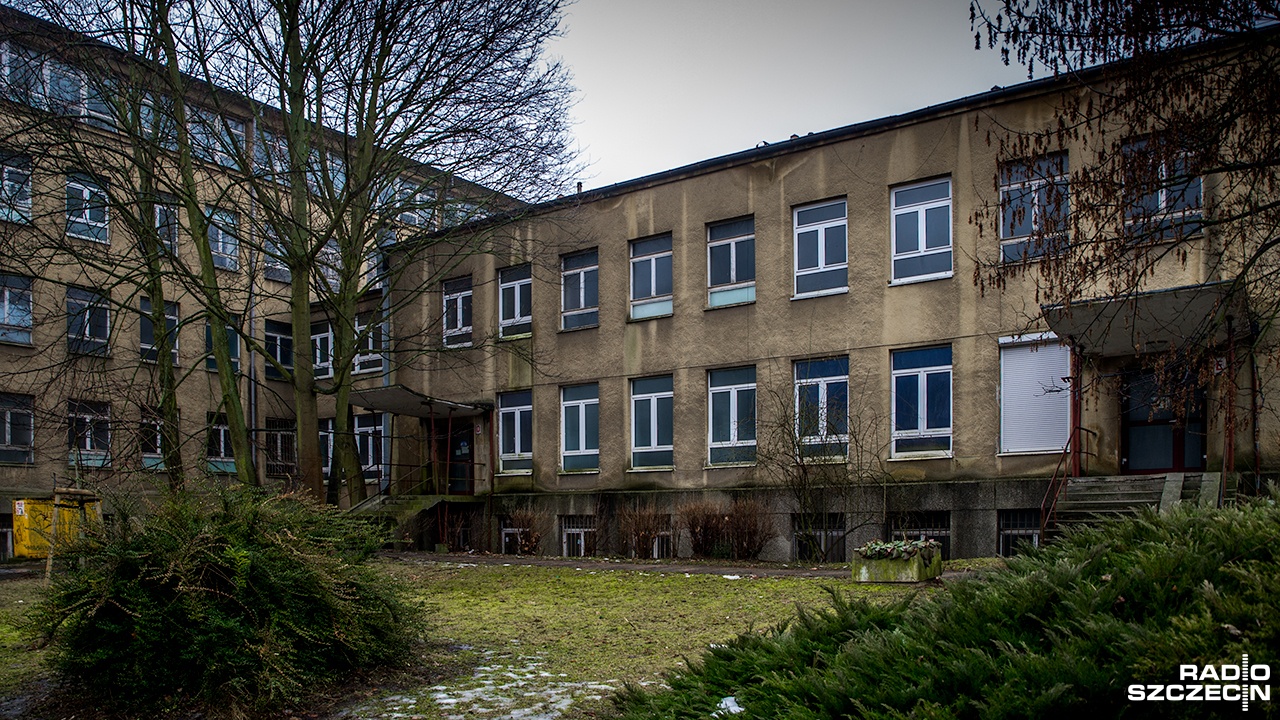 Dawny szpital przy ul. Janosika w Szczecinie ma nowego właściciela. Czwartkową licytację wygrała firma Master House. Zapłaci Urzędowi Marszałkowskiemu ponad 12 mln zł.