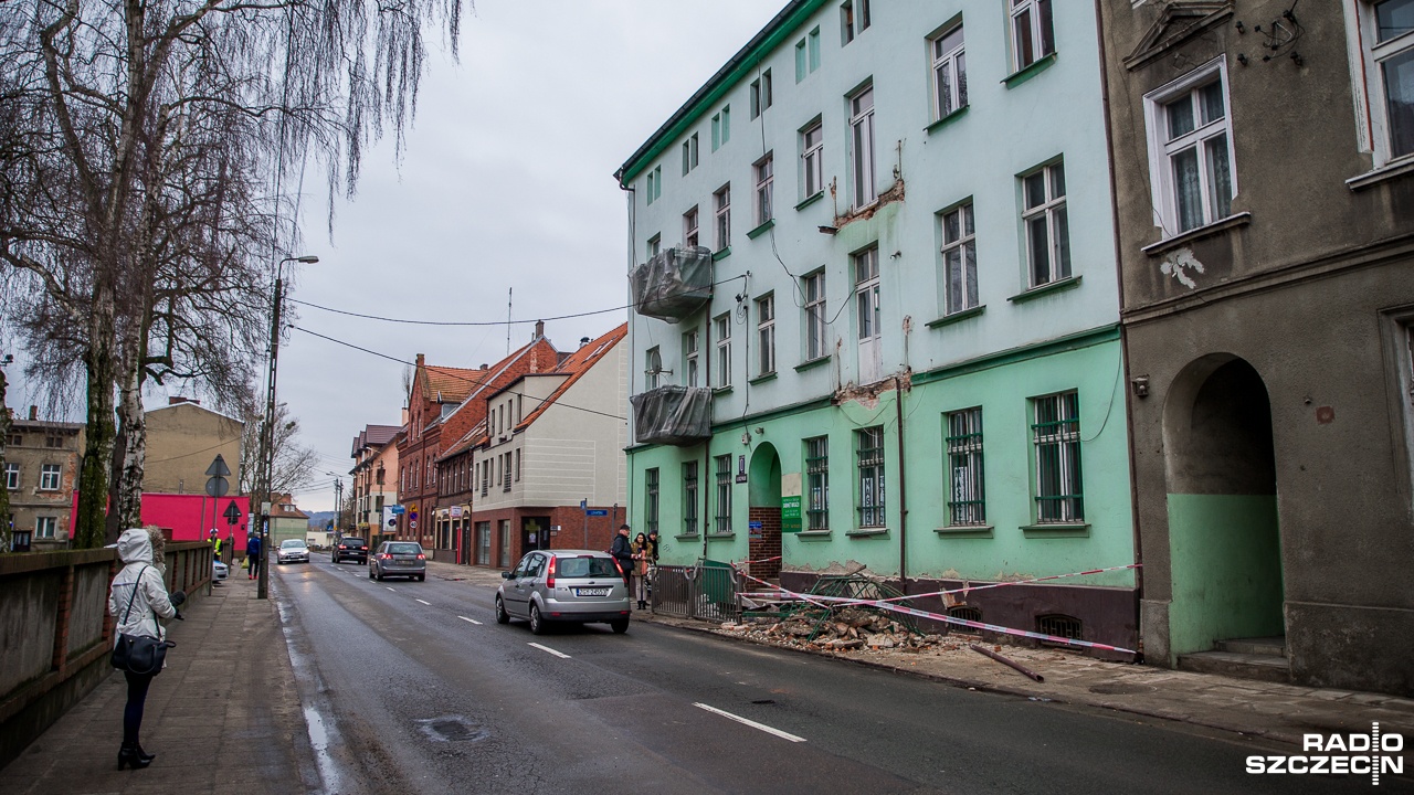 Ruch ciężkich pojazdów oraz korozja związana z wiekiem kamienicy - to były prawdopodobne przyczyny zarwania balkonu w szczecińskim Dąbiu.