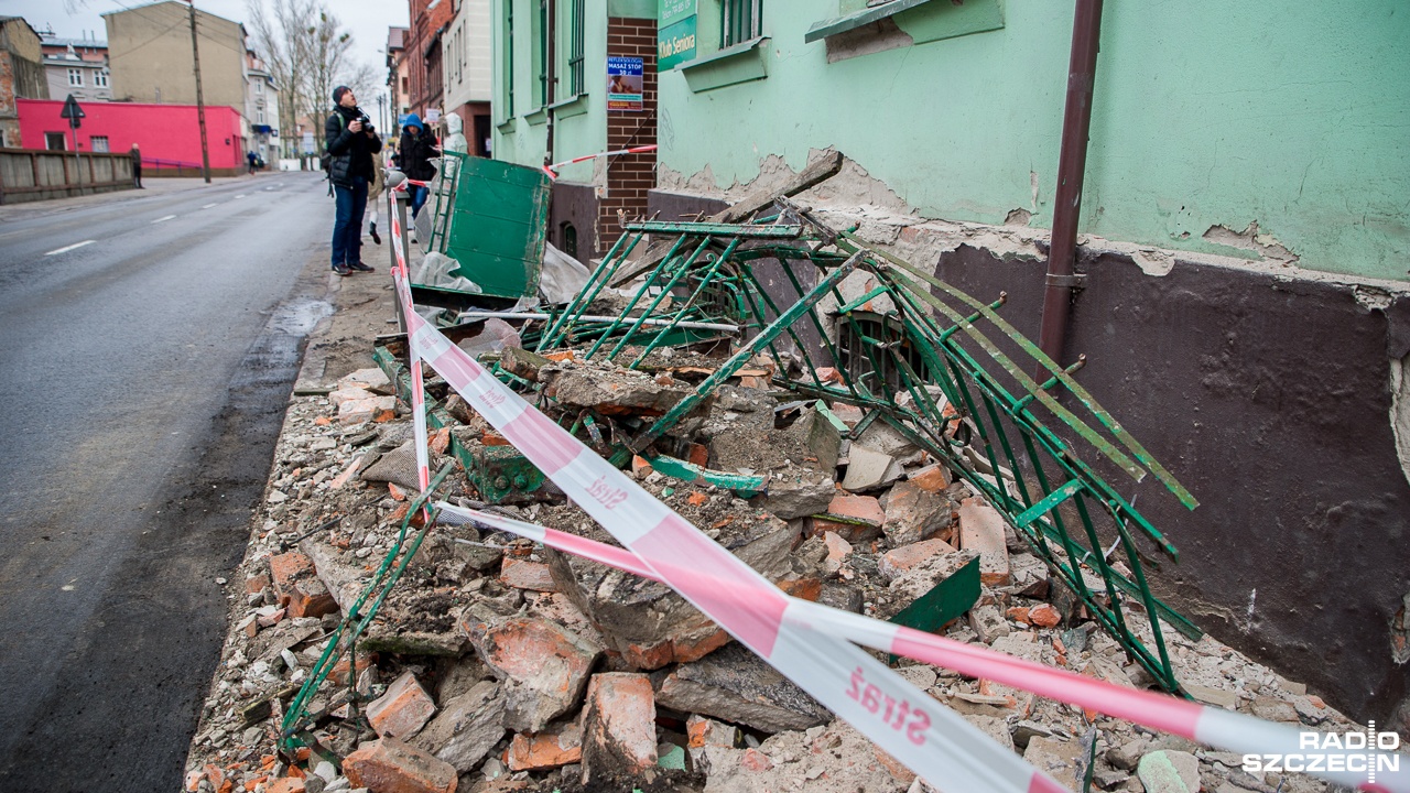 Urzędnicy nadzoru budowlanego sprawdzą czy kamienica w szczecińskim Dąbiu, w której runął balkon, nadaje się do zamieszkiwania. Przegląd rozpocznie się we wtorek.