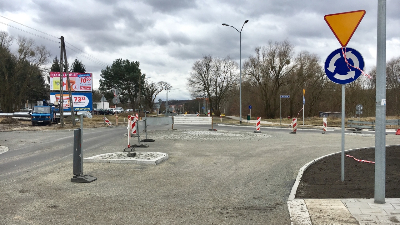 Nowe rondo, które powstało u zbiegu ulic Łubinowej, Handlowej, Przelotowej i Zofii Nałkowskiej na szczecińskim prawobrzeżu, zostanie otwarte w czwartek w południe.
