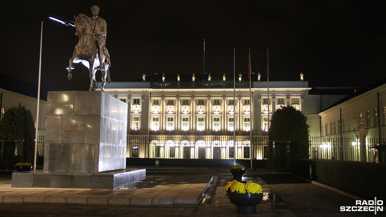 Przeciwnicy zmian w sądownictwie protestują przed Pałacem Prezydenckim. Pikieta przeniosła się sprzed Sejmu. W tłumie powiewają flagi polskie i unijne.