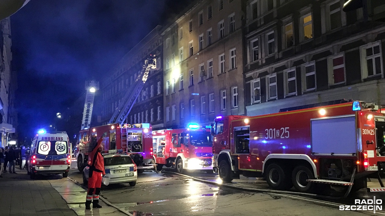 Ewakuowani podczas pożaru lokatorzy kamienicy przy ul. Bogusława X w Szczecinie wrócili do swoich mieszkań. Płomienie nie zniszczyły żadnego z lokali mieszkalnych, jednak część mieszkań została zalana podczas akcji gaśniczej.