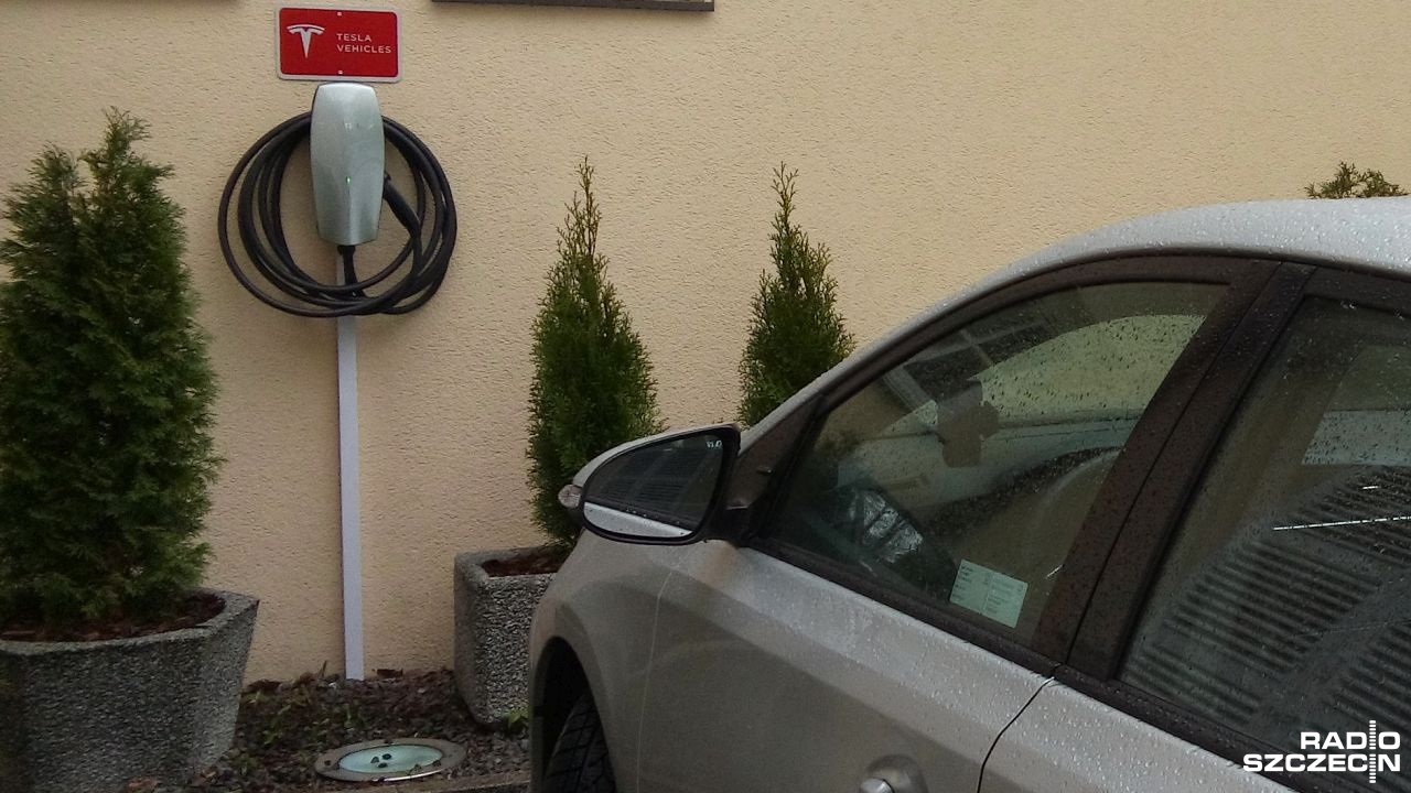 Miejsca parkingowe tylko dla samochodów elektrycznych - to pomysł prezydenta Szczecina. Szczegóły na razie nie są znane, a Piotr Krzystek zaznacza, że to jedynie propozycja.