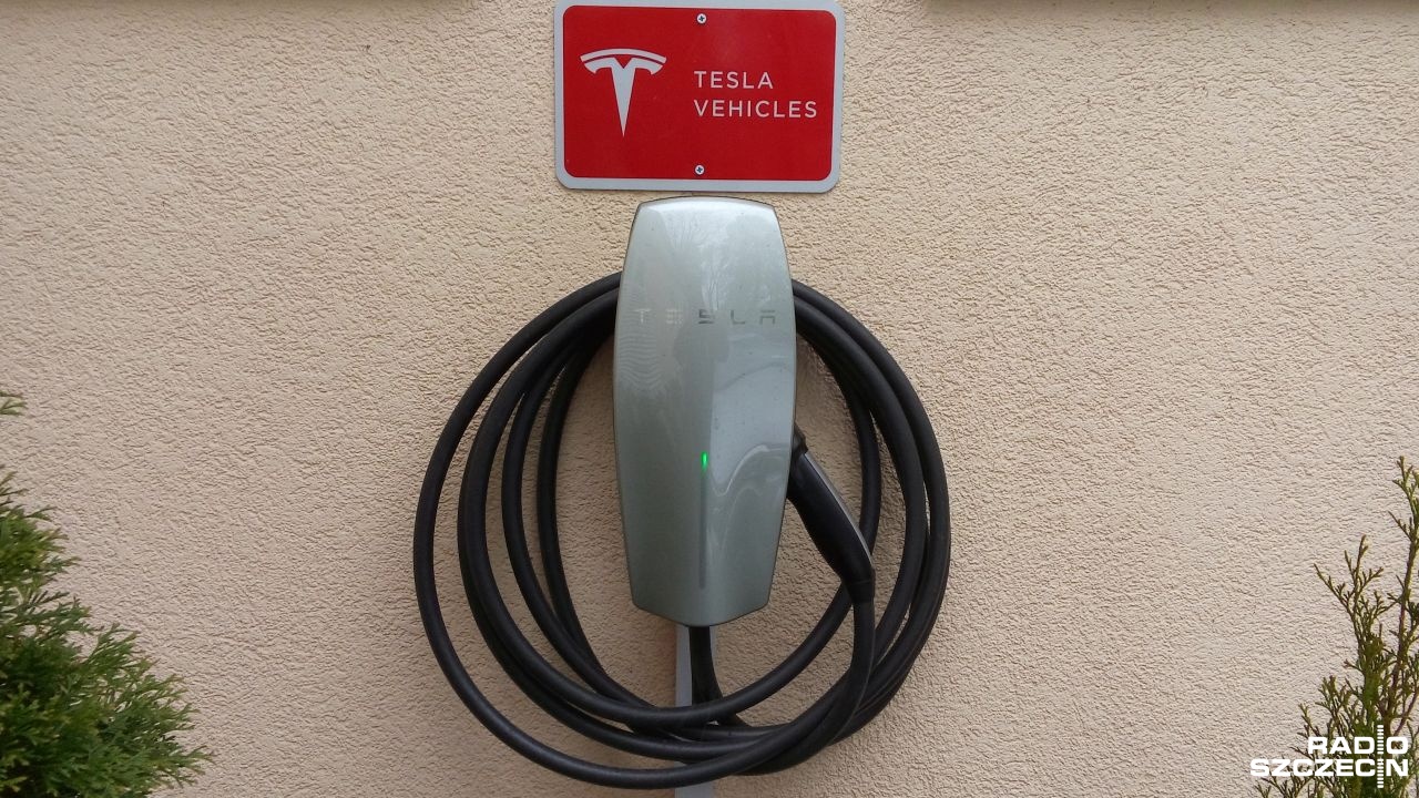 Samochody elektryczne są za drogie i na razie nie są pewne na długich trasach - dlatego jeszcze niewielu Polaków decyduje się na zakup takiego auta - mówili goście audycji Radio Szczecin na Wieczór.