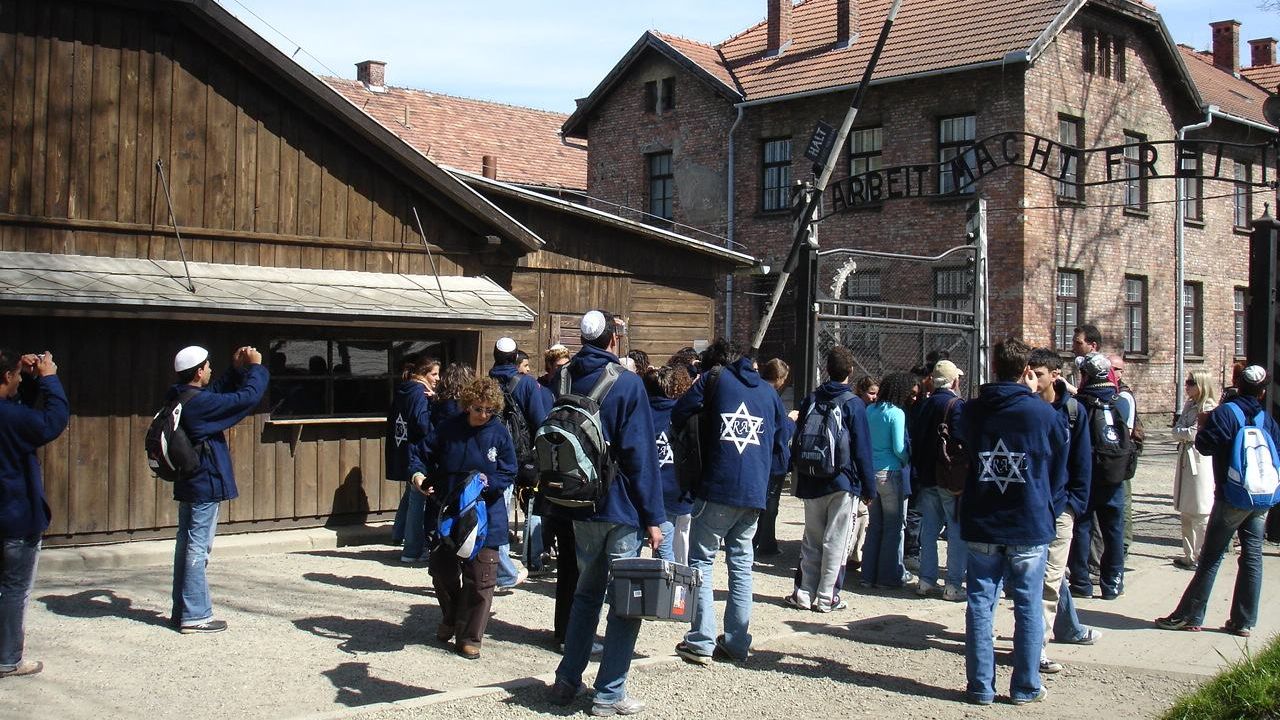 Około 10 tysięcy osób weźmie udział w Marszu Żywych w Oświęcimiu. Pierwsze grupy młodzieży z kilkunastu krajów z całego świata zwiedzają właśnie teren dawnego obozu zagłady.
