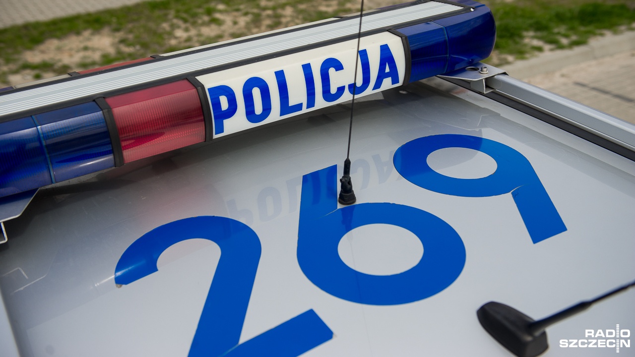 Mężczyzna, który w centrum Szczecina uderzył butelką przechodnia, a później zaczął go dusić, trafił do aresztu. 37-latek zaatakował przypadkową osobę przy skwerze Ackermanna.
