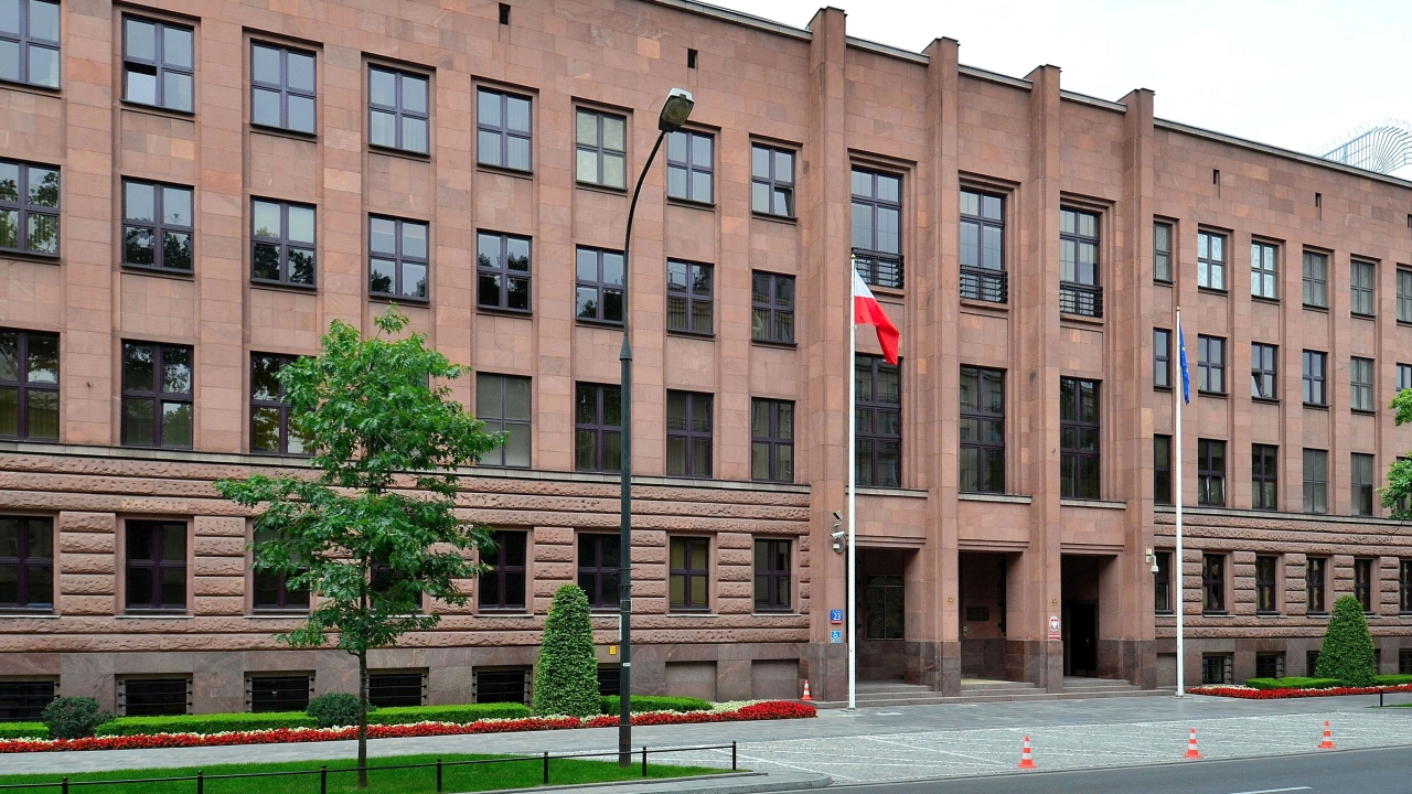 Jak informuje polski MSZ, ambasady RP w Hadze, Paryżu i Londynie na bieżąco monitorują sytuację obywateli polskich przebywających na wyspach dotkniętych huraganem Irma.