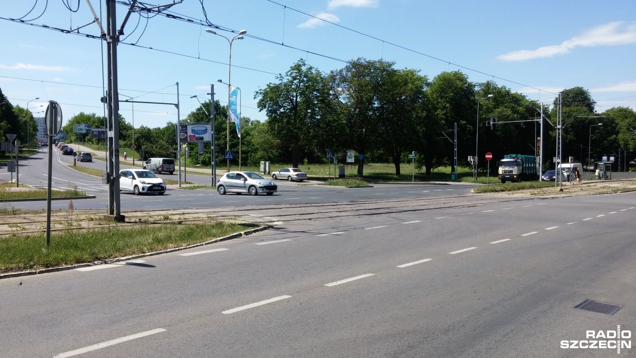 O ponad dwa miesiące opóźniona jest procedura otwarcia ofert w przetargu na przebudowę skrzyżowania alei Wojska Polskiego z ulicą Arkońską w Szczecinie.