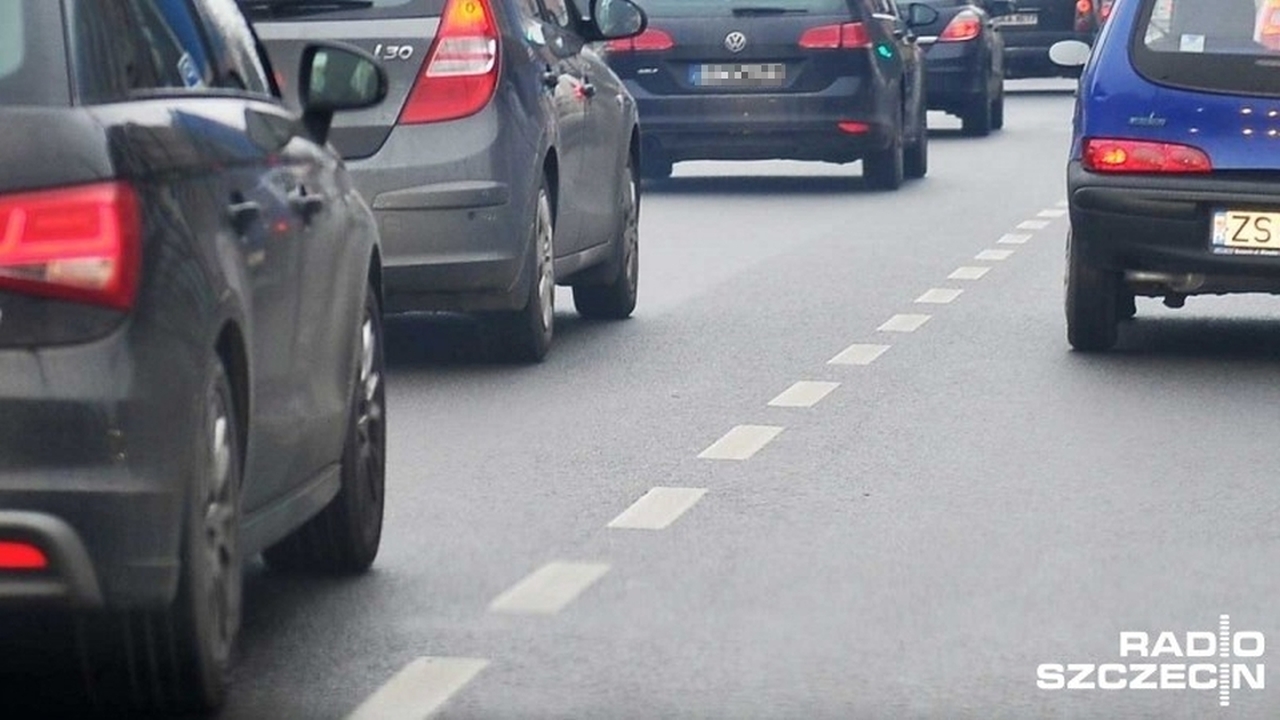 Spory korek utworzył się w sobotę po południu na autostradzie A6 w miejscu, gdzie droga jest zwężona do jednego pasa ruchu. Zamiast czterech pasów, dostępne są tam dwa - po jednym w każdą stronę.