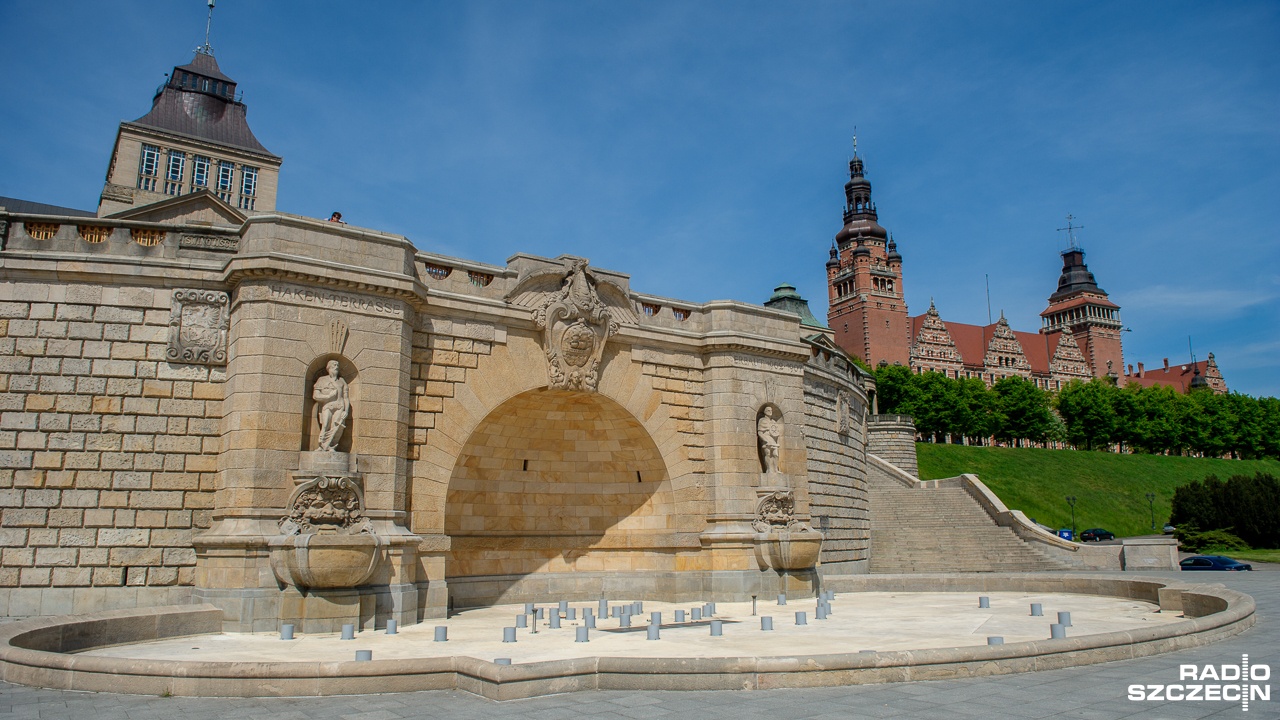 Co łączy Piratów z Karaibów i Wały Chrobrego w Szczecinie Podświetlona zabytkowa fontanna zatańczy tam w poniedziałek w rytm muzyki z tego filmu.