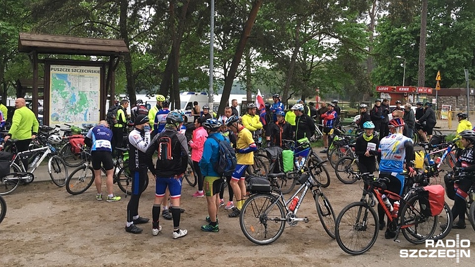 Rekordowa liczba rowerzystów wystartuje w tegorocznym rajdzie dookoła Zalewu Szczecińskiego. Do tej pory zgłosiło się 300 osób. To tyle, ile w ubiegłym roku. Jednak organizatorzy zapewnili dodatkowe 100 miejsc. Właśnie rozpoczęły się zapisy.