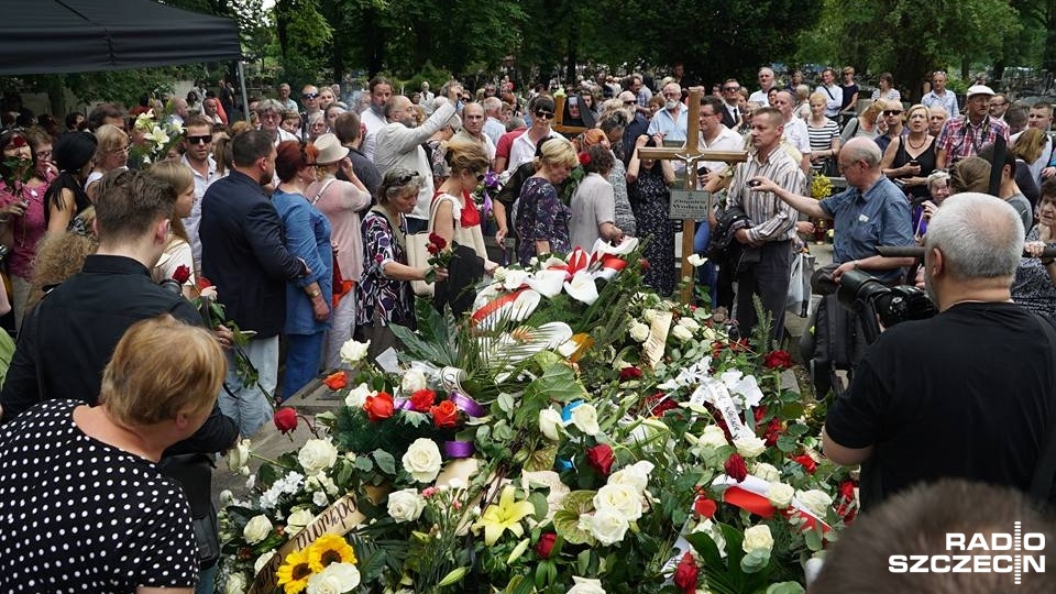 W ten sposób fani wyrażają swoją pamięć o zmarłym w tym roku artyście. Choć Zbigniew Wodecki nie został pochowany w Alei Zasłużonych, lecz w rodzinnym grobowcu, wielu krakowian przychodzi oddać mu hołd. Grobowiec całkowicie zasłonięty jest zniczami i kwiatami.