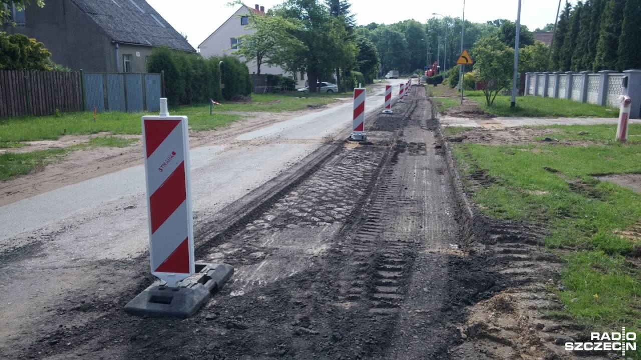 Ponad 10 milionów złotych będą kosztować trzy remonty dróg w powiecie polickim. Prace już trwają.