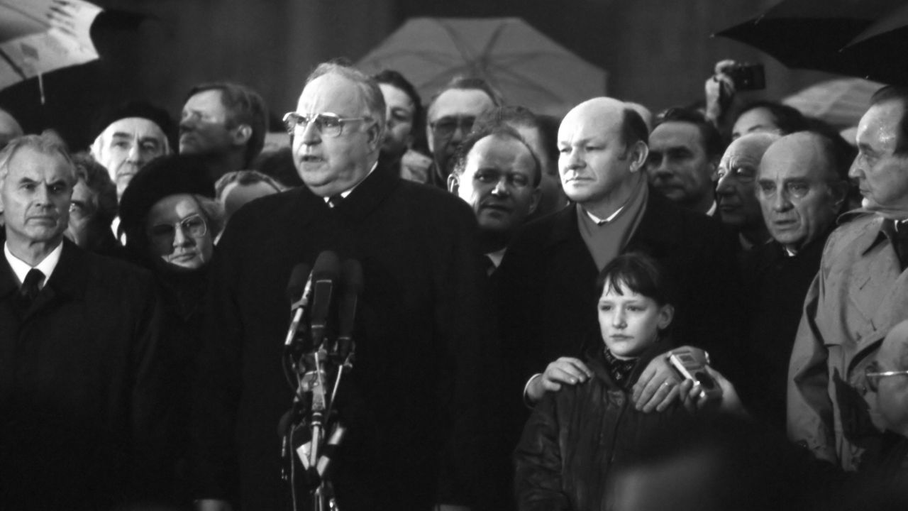 W Parlamencie Europejskim w Strasburgu trwa ceremonia upamiętniająca zmarłego 16 czerwca byłego kanclerza Niemiec Helmuta Kohla.
