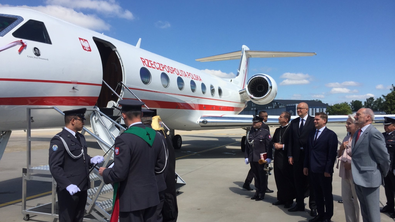 Drugi polski samolot rządowy Gulfstream G550 wylądował w Bydgoszczy. Jeszcze w tym roku mają nim podróżować najważniejsze osoby w państwie. Uroczystość nadania maszynie imienia Generał Kazimierz Pułaski odbyła się w sobotę przed południem na terenie Wojskowych Zakładów Lotniczych nr 2 w Bydgoszczy.