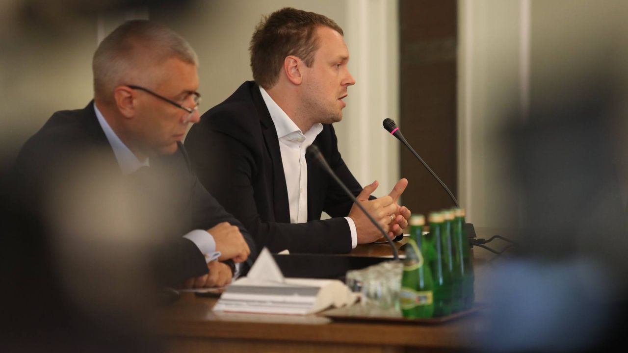 Jak stwierdziła łódzka prokuratura syn byłego premiera nie zdradził poufnych informacji Marcinowi P. Śledczy stwierdzili, że Michał Tusk nie przekazywał Marcinowi P. poufnych danych dotyczących przewoźników lotniczych. Pisze o tym Rzeczpospolita.