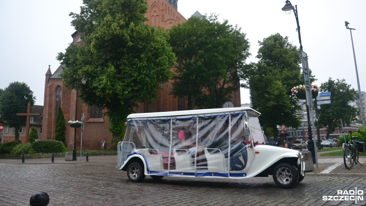 Meleksy w Kołobrzegu nie pojadą już po wszystkich ulicach. Po skargach ze strony mieszkańców na korkujące przejazd pojazdy elektryczne - starosta Tomasz Tamborski zaproponował jedną trasę, którą będą się poruszać.