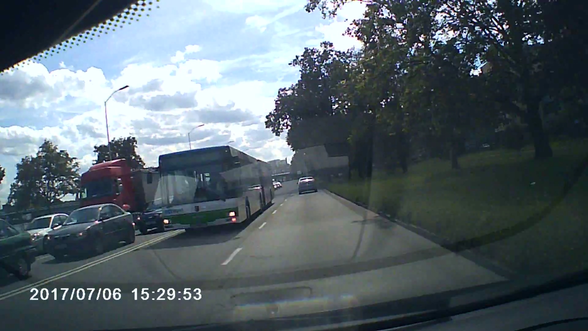 Kierowca miejskiego autobusu w Szczecinie odpowie przed sądem. Chodzi o mężczyznę, który kilka dni temu postanowił ominąć korek jadąc pod prąd ulicą Nabrzeże Wieleckie.